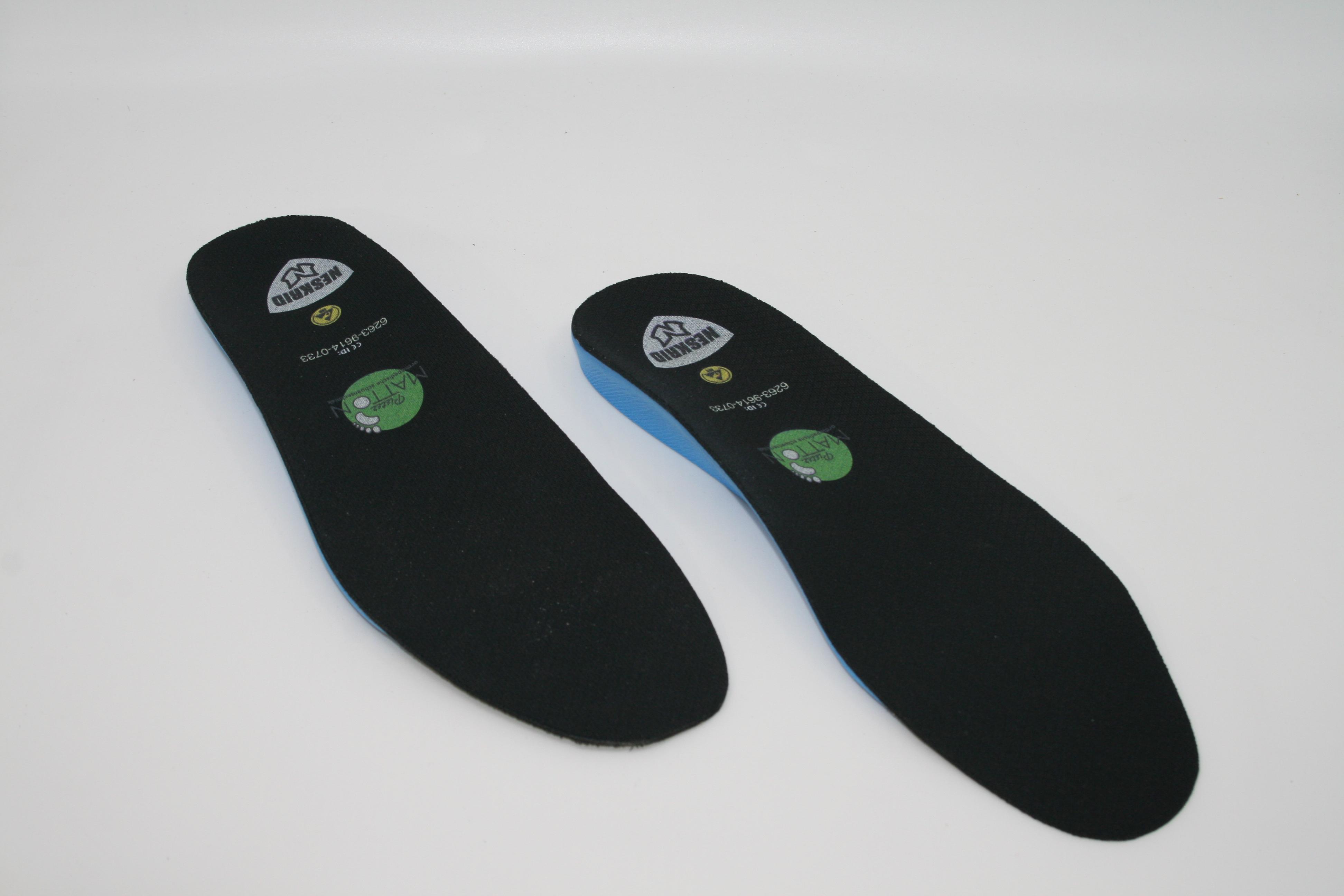 Semelles Orthopédiques de Travail Antichoc Paire de semelles orthopédiques de sécurité noires avec inserts verts amortissants pour chaussures de travail.