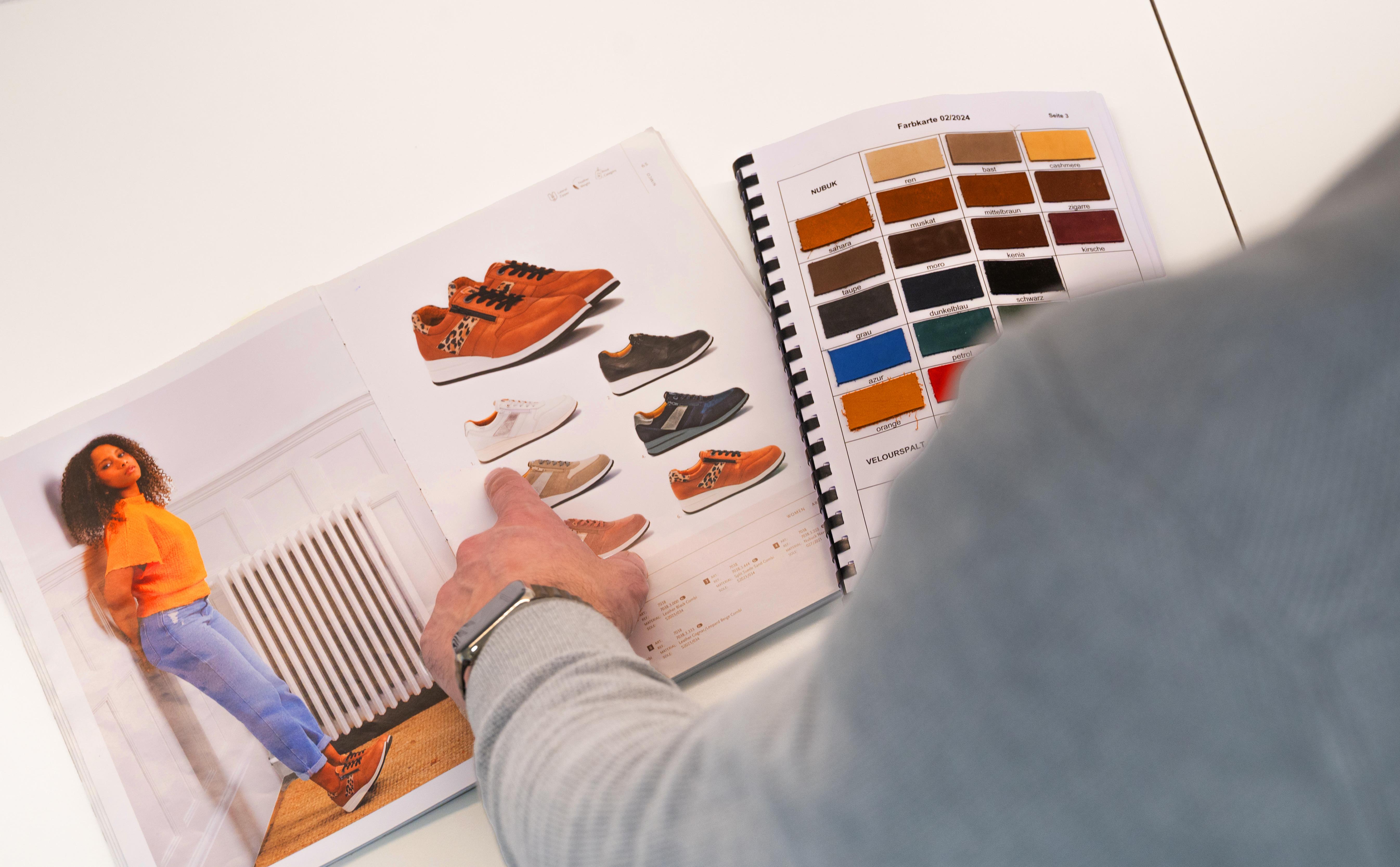 Consultation pour choisir les teintes et les types de cuir sur mesure dans le livre de styles Matton.