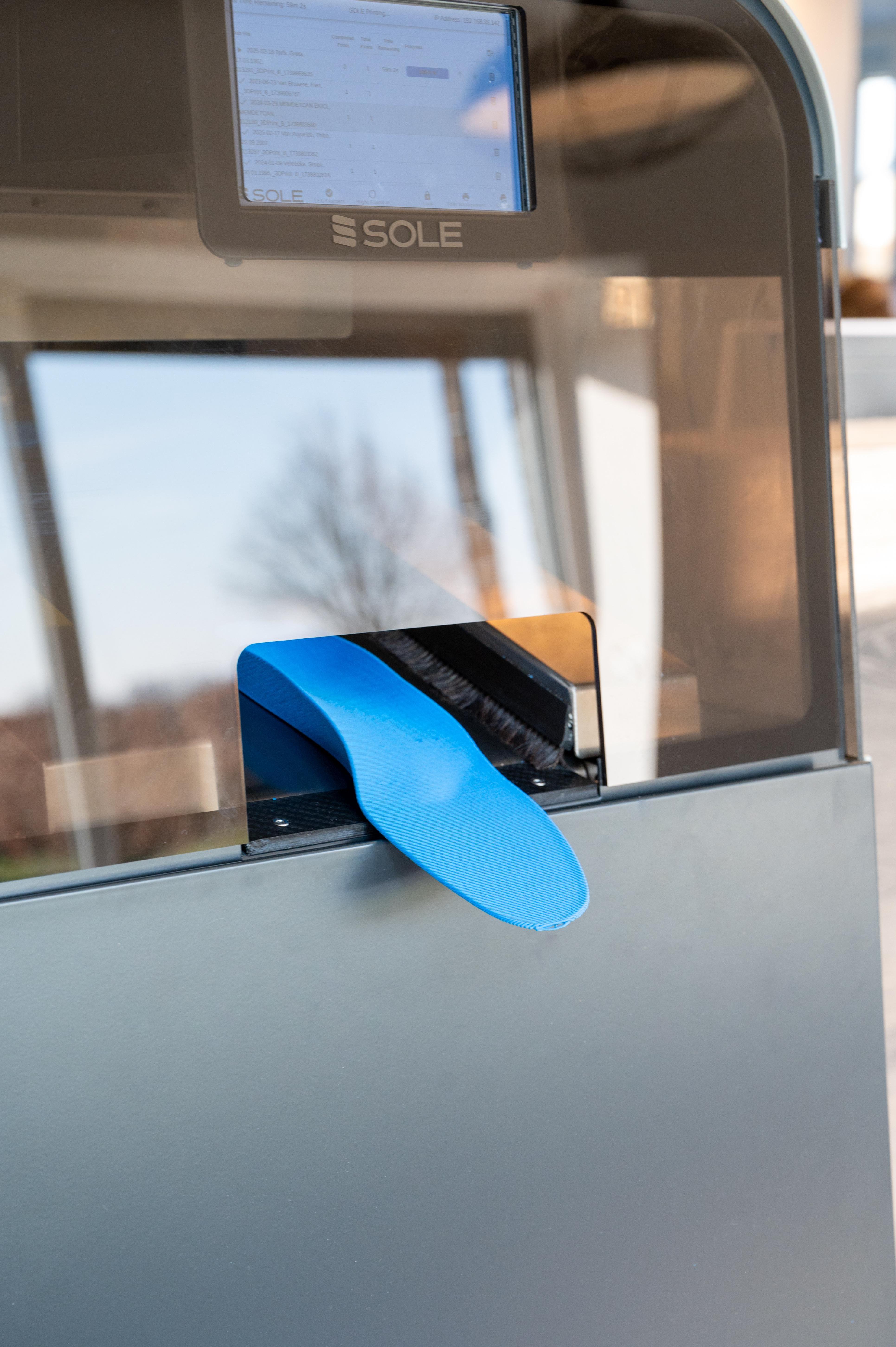 Fraiseuse Numérique pour Semelles Orthopédiques Fabrication technologique d\'une semelle orthopédique bleue sur mesure via notre fraiseuse numérique assistée par ordinateur.