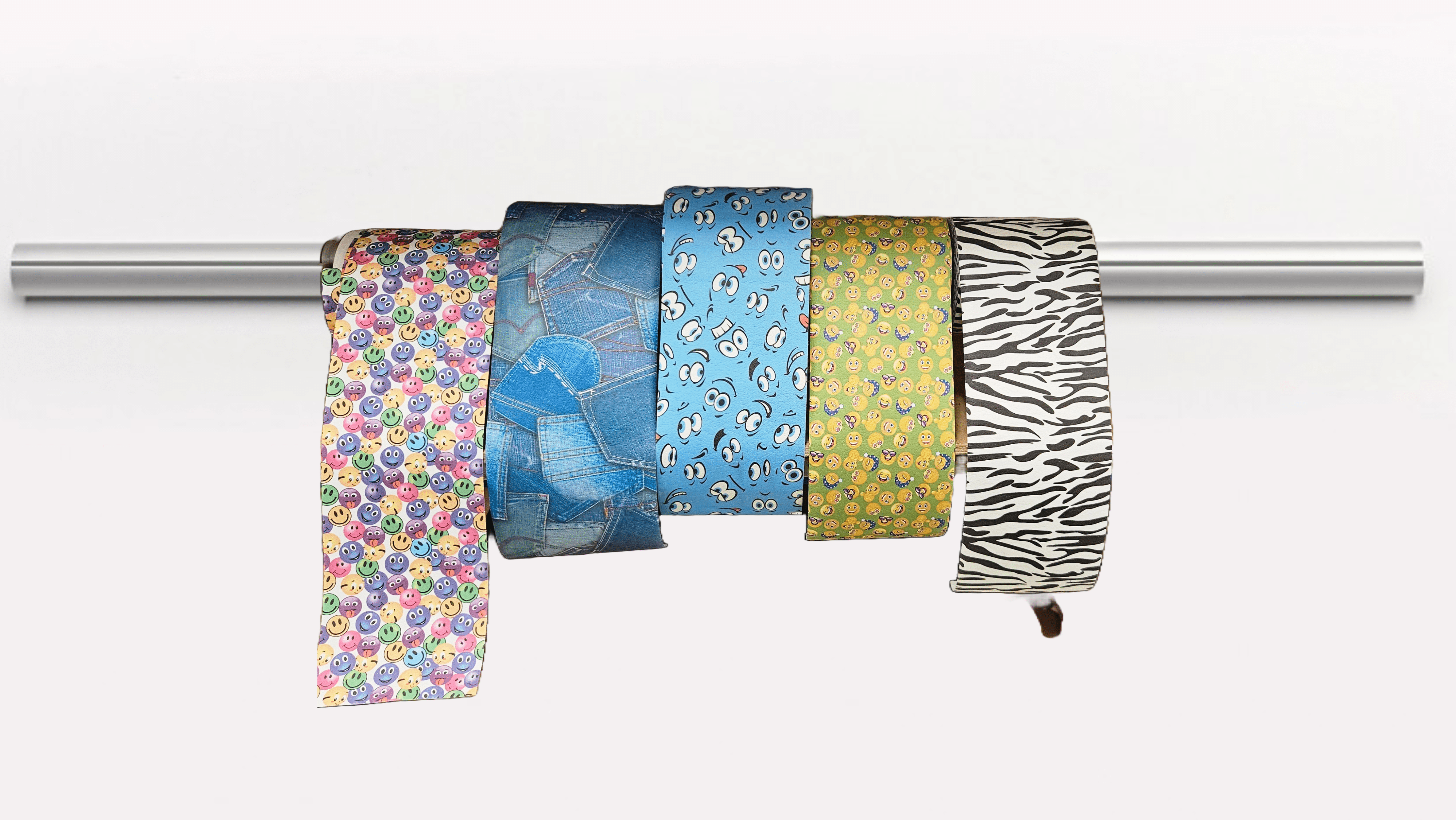 Choix de matériaux et motifs ludiques (fleurs, zèbre) pour la personnalisation de chaussures orthopédiques pour enfants.